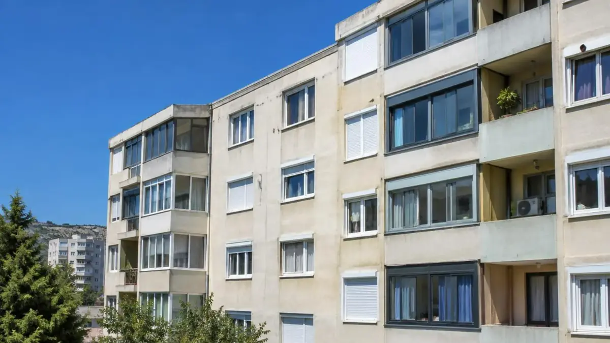 Rail inférieur d’une baie vitrée coulissante en aluminium avec ses galets vus en gros plan